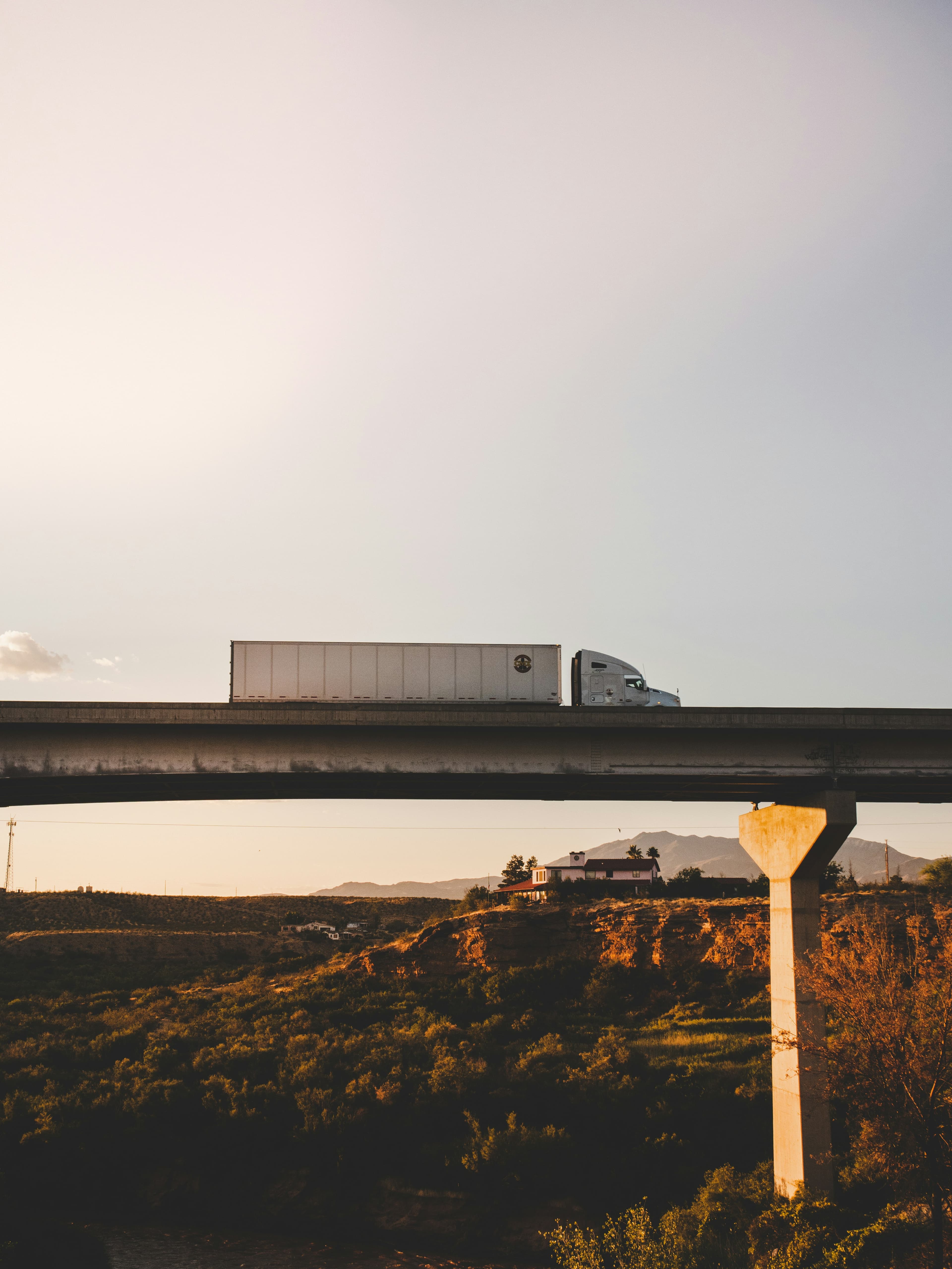 Vrachtwagen op de weg - SOS Driver connecteert chauffeurs met transportbedrijven in België
